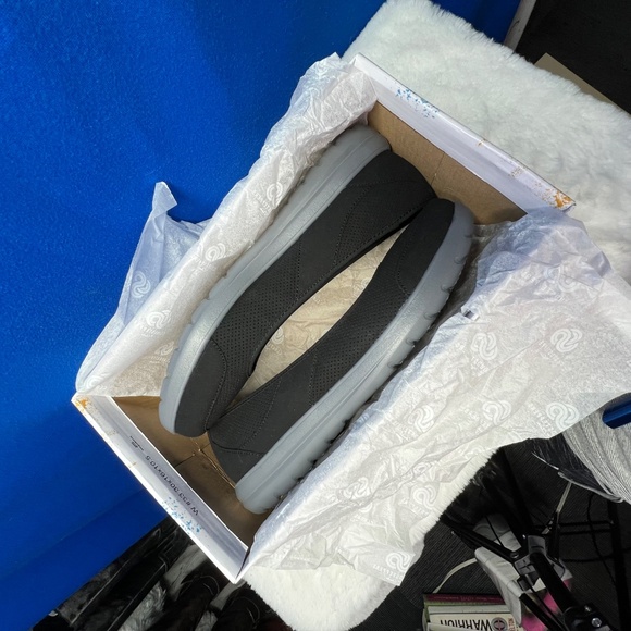 NIB/NWT🤩 |•CLARKS•| CLOUDSTEPPERS Comfort Slip On Black Shoes Size 9 1/2 - Picture 11 of 15